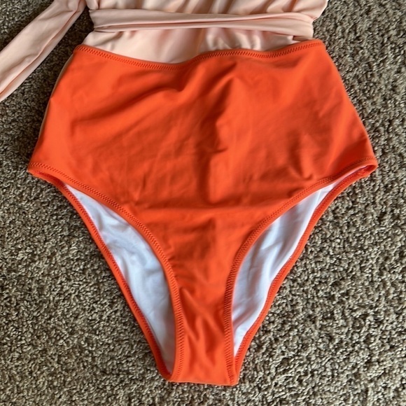 NEW Cupshe Color Block Swimsuit - Size Medium - Picture 3 of 7